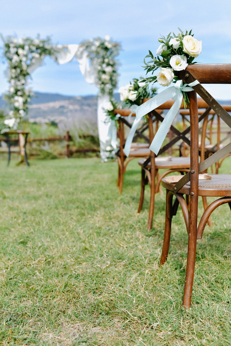 <a href="https://ru.freepik.com/free-photo/brown-chiavari-chairs-decorated-with-white-eustomas-on-the-grass-and-the-decorated-wedding-archway-on-the-background_7250364.htm#page=3&query=%D1%81%D0%B2%D0%B0%D0%B4%D1%8C%D0%B1%D0%B0&position=25&from_view=search&track=sph">Изображение от freepic.diller</a> на Freepik