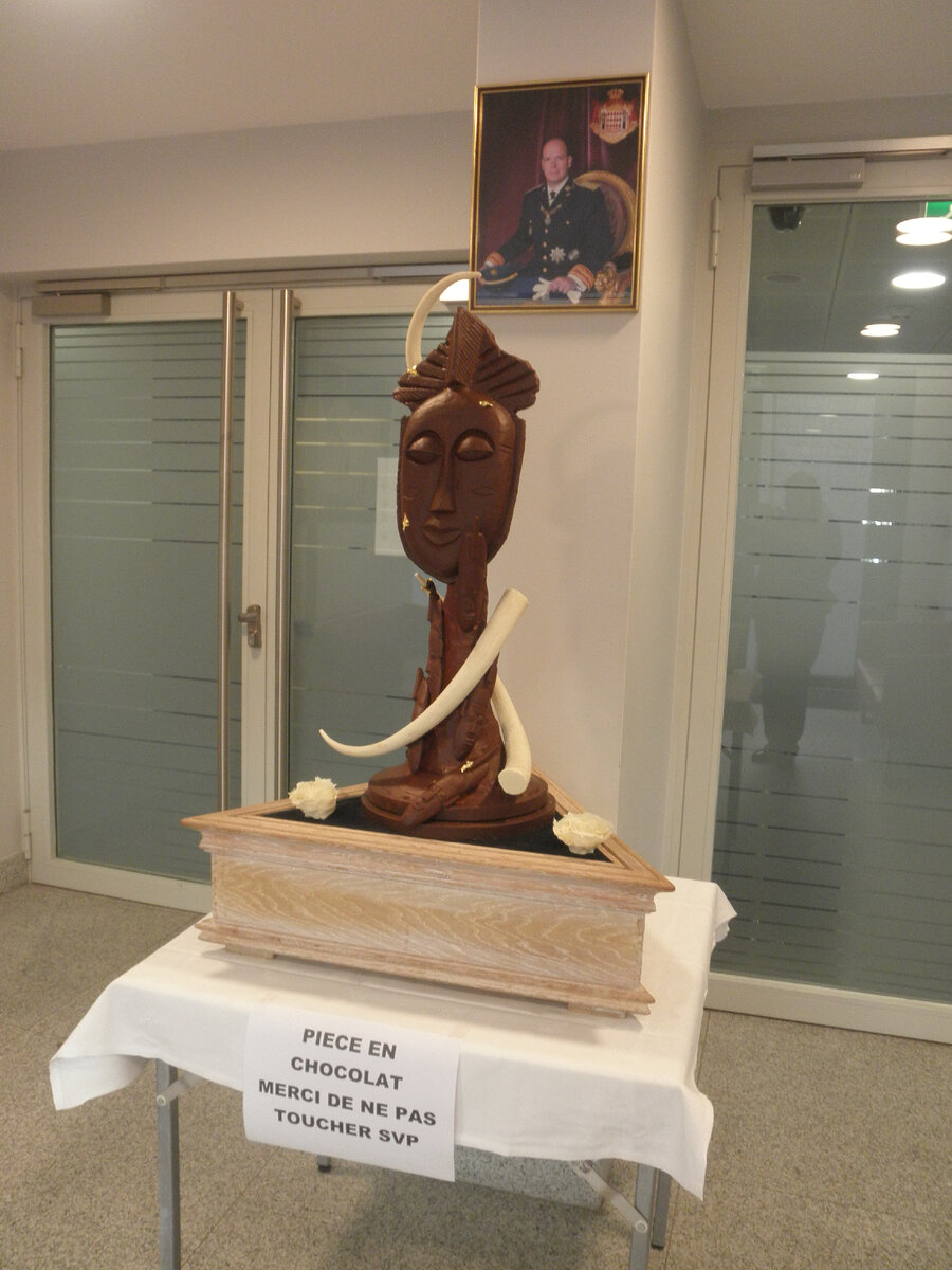 На стене официальное фото князя Монако