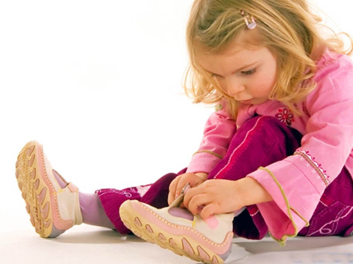 Когда ребенку одевать обувь. Обувь для детей. Ребенок одевается. Ребенок обувается. Детские ноги в обуви.