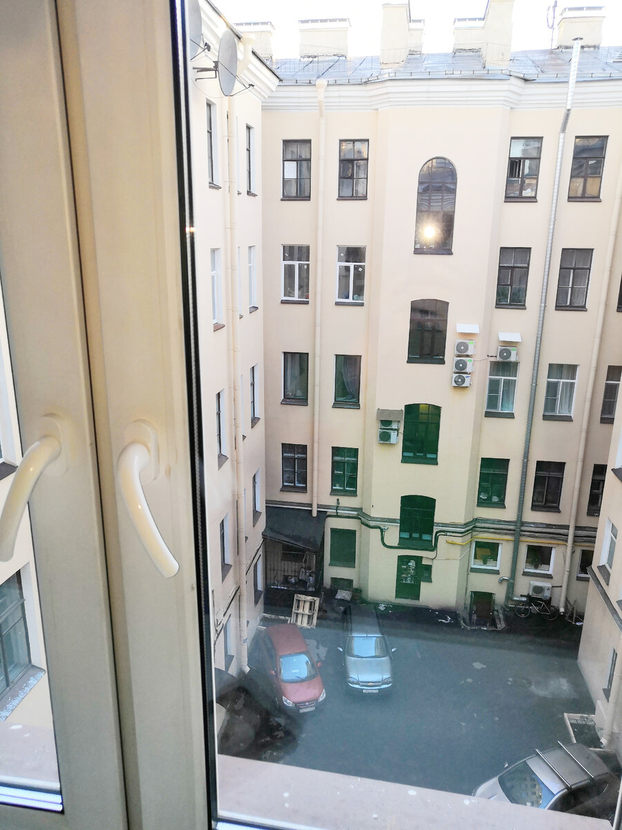 Вид из окна во двор. Шикарный подоконник шириной около метра, любила на нём сидеть, когда за окном шёл дождь. Во дворе я парковала свою машинку. Двор закрытый, въезд только для жильцов.