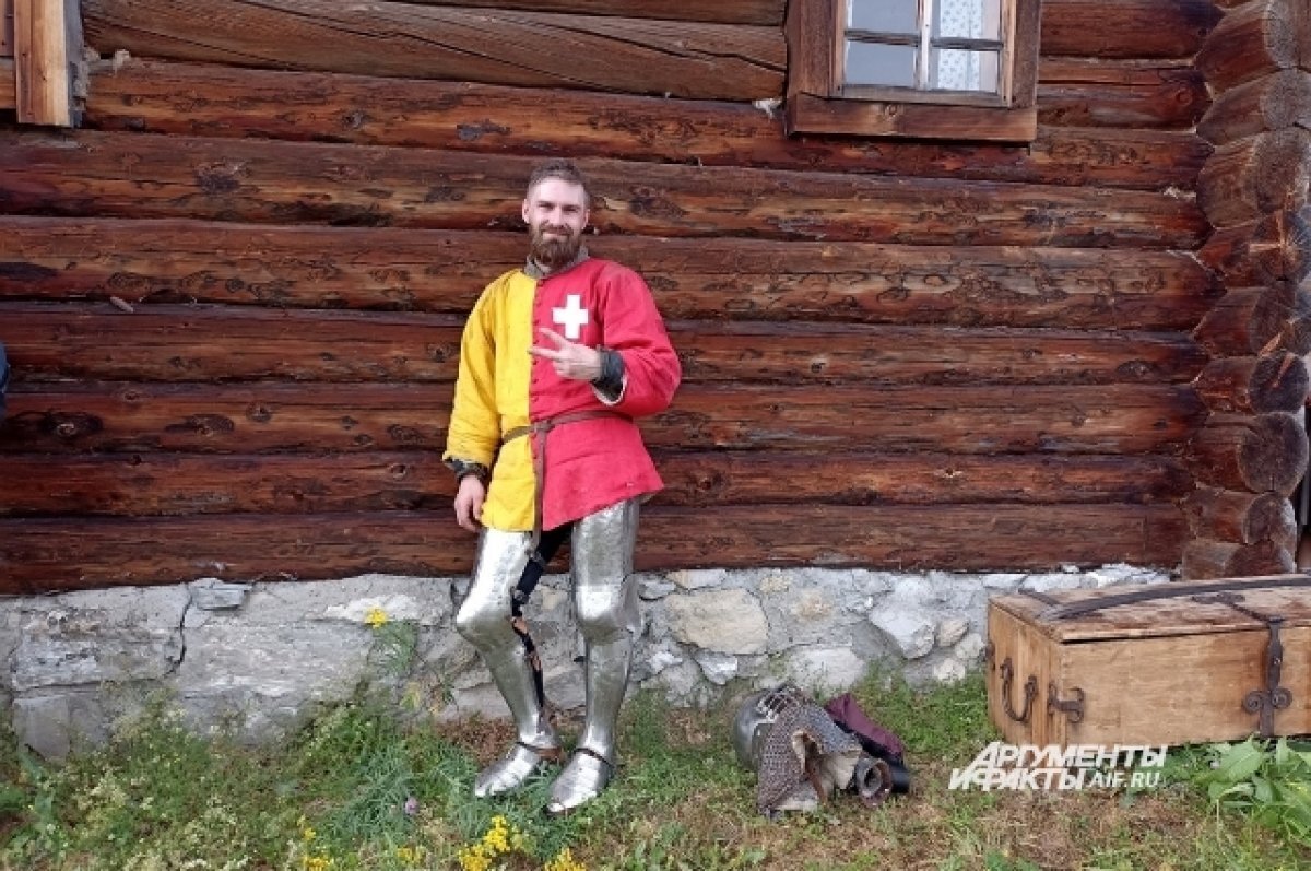    Дмитрий Коврижин сам делает доспехи, в которых сражается в поединках.