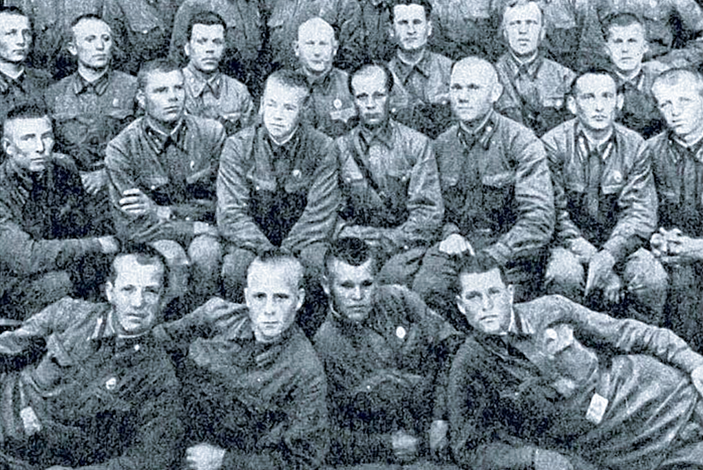 Герой повествования (второй ряд третий справа) и другие выпускники Харьковского пехотного училища.