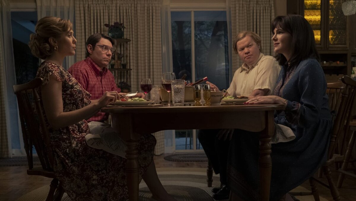 Кэндис и Пэт Монтгомери (слева) и Аллан и Бетти Гор (справа). Кадр из сериала «Любовь и смерть», 2023. Источник: imdb.com