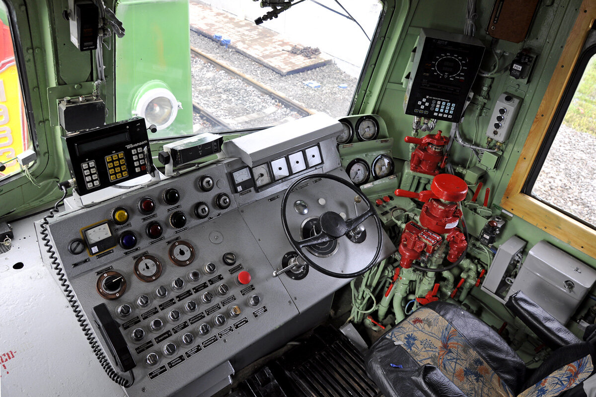 Пульт управления ЧС2-760. В ЧС2м пульт управления не менялся http://www.train-photo.ru/data/media/140/_2-760.jpg