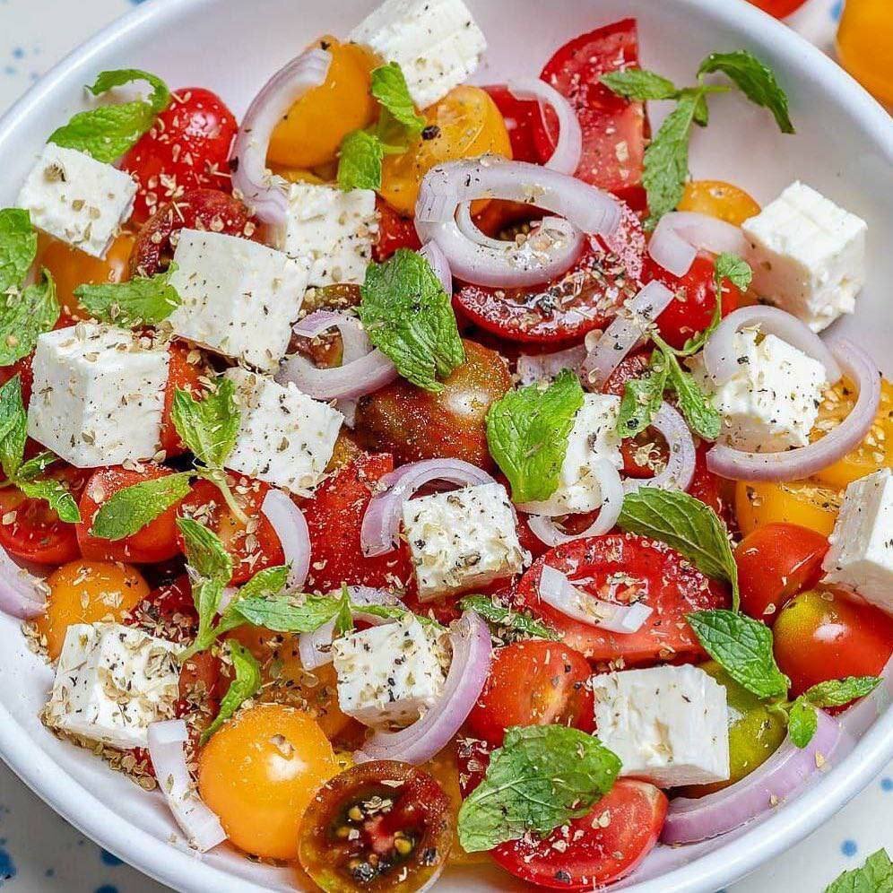 📖 Ингредиенты: ⠀
- Черри - 300 г. 
- Красный‌ лук - 0,5 шт.
- Сыр фета - 150 г. 
- Свежие листья мяты - 7 листиков 
- Свежий  базилик - по вкусу
- Тимьян или петрушка - по вкусу
⠀
Для заправки:

- Оливковое масло - 3 ст. л.
- Винный‌ или яблочный‌ уксус - 2 ст. л.
- Сушений‌ орегано - 1 ч. л.
- Соль, перец - по вкусу
⠀
🧑🏻‍🍳 Приготовление:
⠀
1. Нарезать черри. Красный‌ лук нарезать тонкими ломтиками. 
2. Поместить черри, лук и сыр фета в сервировочную тарелку. Добавить зелень. 
3. Отдельно смешать все ингредиенты для заправки, заправить салат. 

