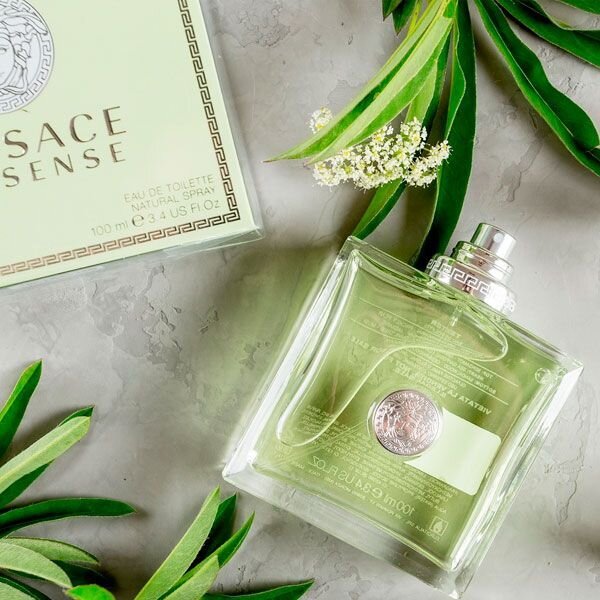 Туалетная вода Versace Versense подойдет романтическим и независимым натурам. В ее цветочно-древесном аромате переплелись безграничная свежесть и глубокая чувственность. Вибрирующее сердце аромата - букет белых прозрачных цветов. Гармоничное сочетание изысканных морских
нарциссов и пряных семян кардамона делает аккорд жасмина еще более интенсивным.
Как по мне аромат получился отличный. Хороший вариант за относительно небольшие деньги.