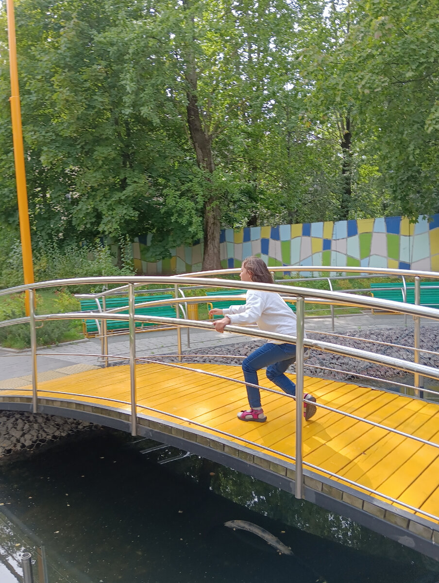 Подпрыгивает и топает ногами от злости. 