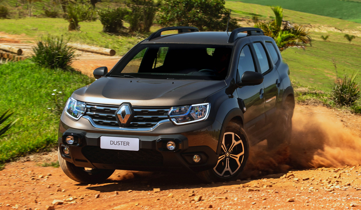 Бразильский Renault Duster в рекламном буклете по желтым дорогам тропического гиганта. Серийный выпуск второго поколения начался аккурат в 2020 году, практически одновременно с российским 