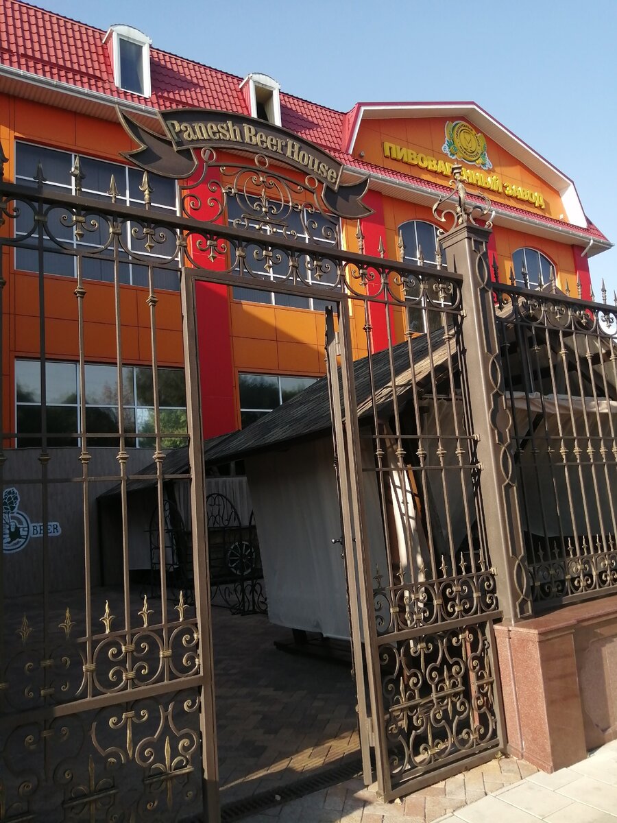 Вход в Panesh Beer House