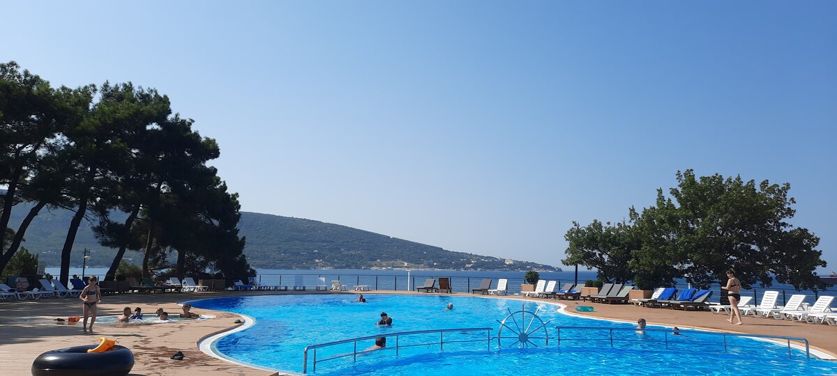 Бассейн пансионата. Фото автора.