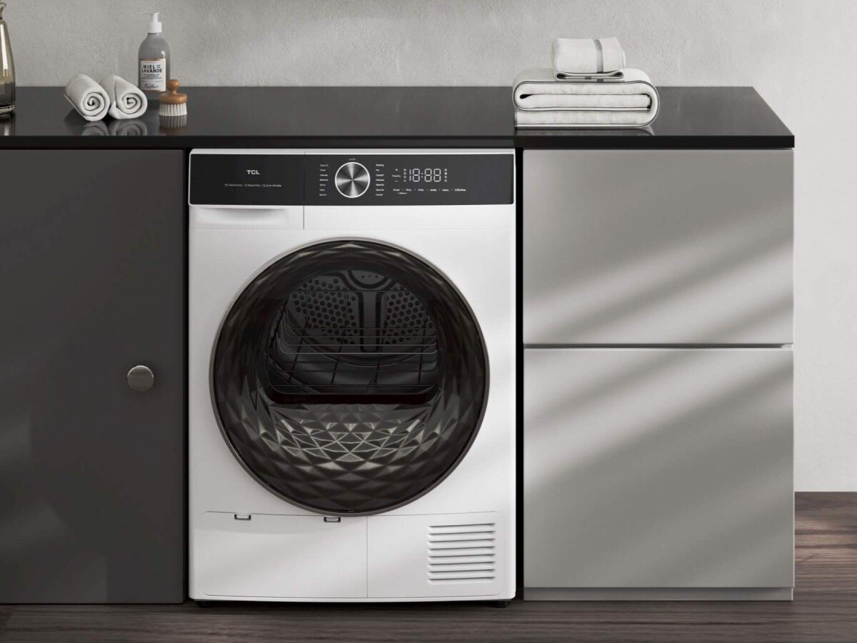    TCL привезла в Россию сушильную машину с функцией разглаживания одежды