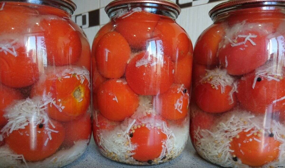 Помидоры в снегу с чесноком на зиму