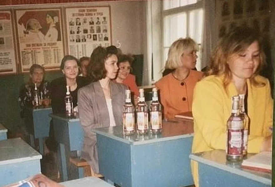 выдача зарплаты учителям водкой 1997 год. зарплата в 1994 году в россии. митинги в 90-е годы. выдача зарплаты водкой. зарплата в 90 е годы.