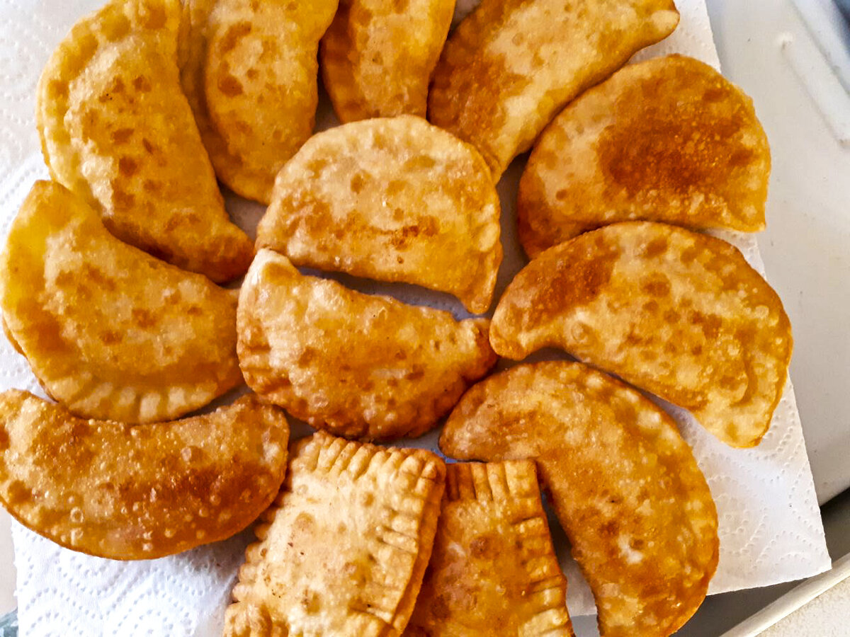 Сначала на бумажные полотенца складывала