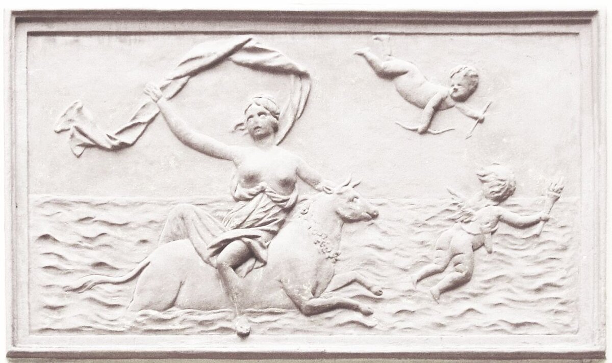 Подобная лепнина с тем же сюжетом "Похищение Юпитером (Зевсом) Европы" украшал потолок эркера коммунальной квартиры, в которой я провёл детство и юность. Подробнее об этом читайте по ссылке в конце статьи*