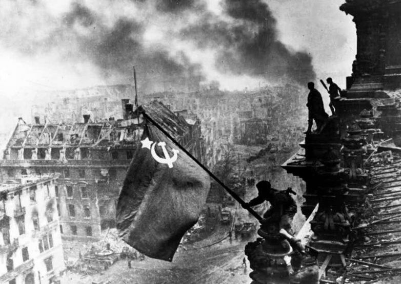  Советским солдатам во Вторую мировую приходилось воевать без оружия

Ни одна другая страна не уделяла так мало внимания своим вооруженным силам, как Советский Союз. Советы полагали, что в войне важнее не качество, а количество, поэтому они обычно посылали в бой массу необученных и неподготовленных войск. Никто не говорит, что эта тактика жертвования миллионами не сработала, но речь же идет о человеческих жизнях. Было довольно много случаев, когда во время боя одному солдату выдавали только оружие, а другому — только боеприпасы. Чиновники в таких случаях говорили: «У врага много оружия, так идите и возьмите его», что можно перефразировать как «Извини, но ты скорее всего умрешь, солдат. Тем не менее, продолжай любить свою страну».
И у несчастных солдат не было иного выбора, кроме как идти на вооруженного противника с голыми руками. Все эти истории о пушечном мясе лишь подтверждают, насколько кровожадным и злым был Советский Союз.
 