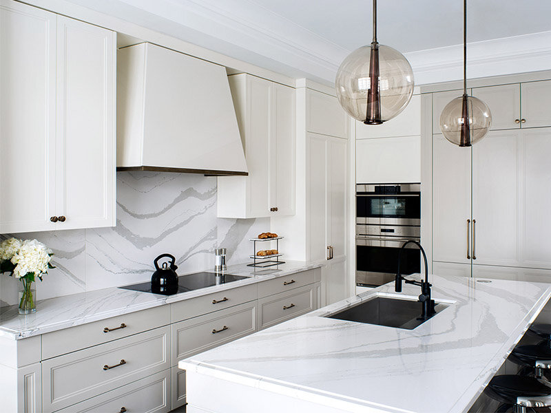 Кухонный остров и столешница из кварца Brittanicca (фабрика Сambria)