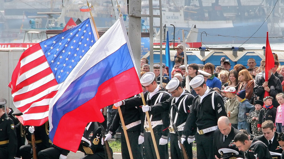 Russian citizens state. День Победы в США. Американцы и россияне. Парад 9 мая в США. Американцы с флагами России.