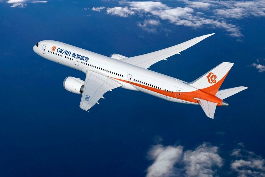 Boeing 787-9 авиакомпании Okay Airways, рендер.
Контракт заключался в два этапа: предварительное соглашение на Парижском авиашоу, затем длительное обсуждение с согласованием деталей — и подписание обязывающей части в ноябре.
Традиционно не раскрывается размер скидки, но публичная оценка сделки в 1,323 миллиарда долларов — это не соответствующая реальности цена