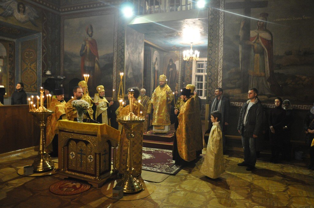  9 декабря, накануне Недели 27-й по Пятидесятнице, викарий Киевской Митрополии архиепископ Боярский Феодосий совершил всенощное бдение в Крестовоздвиженском храме г.Киева. Его Высокопреосвященству сослужило духовенство храма. 