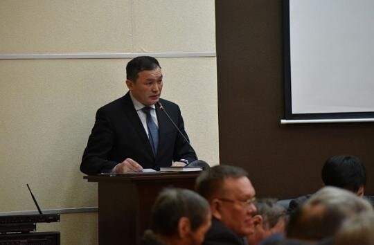 «Я думаю, ситуация, действительно затянулась и приобрела во многом межличностный характер. Это плохо. Потому что люди, избранные в исполнительную или представительную всласть, должны всегда помнить, что они представляют интересы населения. И в этом личные амбиции, межличностные конфликты не должны присутствовать. Это характеризует не просто один район. Это начинает негативно отражаться на авторитете Бурятии. «Как это у вас глава и райсовет не могут договориться?» – это уже не хорошо. Если посмотрим российскую тематику, мы в этом плане почти уникальны – это плохо», - уверен Цыренов.


Иван Альхеев
