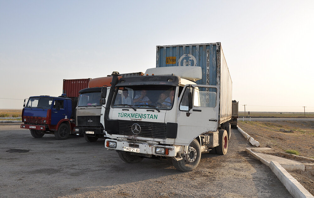 Местные дальнобойщики и их видавшая многое техника.