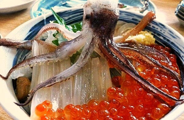 Блюдо из живого осьминога