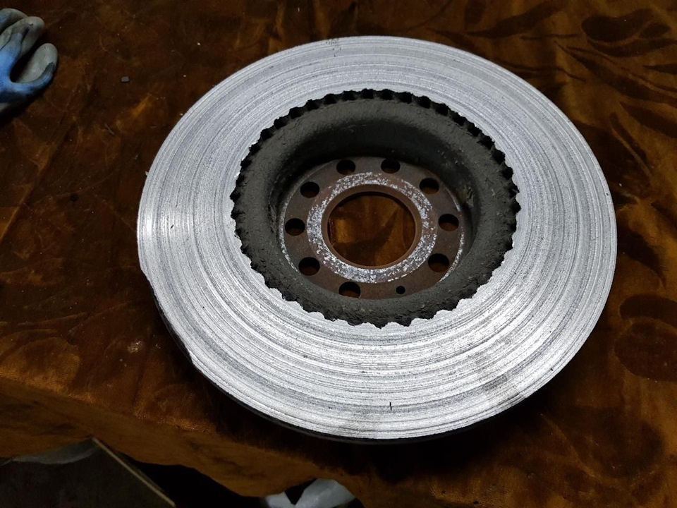 Виниловая пластинка? Нет, всего лишь диск, расписанный истершимися колодками