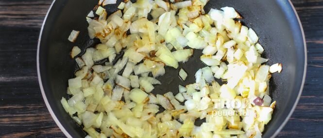 Очистить луковицу, промыть в воде, нарезать мелким кубиком. Нагреть в сотейнике или на сковороде растительное масло и отпассеровать в нем луковую нарезку до румяности в течение 2-3 минут, поместив емкость на плиту.