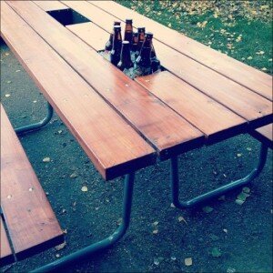 Легче всего сделать для стола простые ножки, каждая из которых будет состоять из 4-х элементов. Такую модель можно установить как на открытом воздухе, так и в помещении. Первый элемент – верхние горизонтальные планки – уже будут сформированы в процессе сборки столешницы. Нижние стойки будут выполнять роль опоры. Их необходимо соединить между собой длинной планкой, которая сократит подвижность ножек.