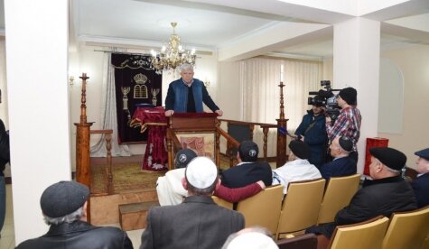 Евреи Махачкалы отметили наступление одного из самых важных и символичных праздников иудаизма — Песаха. По уже сложившейся традиции, хазан синагоги Алисултан Алхазов рассказал единоверцам об истории праздника и его значении, прочитал поздравления от горско-еврейской общины Израиля и из других стран, а также поздравления главного раввина России Берла Лазара. Затем последовали молитва и вечерняя трапеза.  