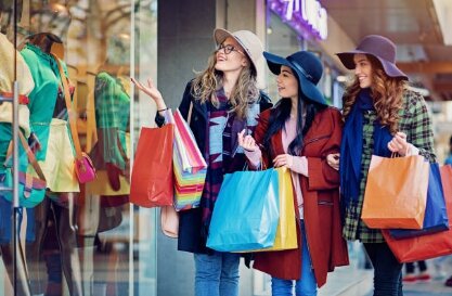 С подружками весело ходить по магазинам, но не всегда полезно 