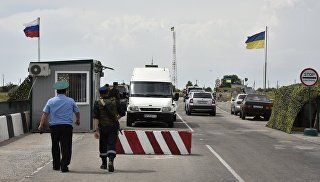 © РИА Новости / Александр ПолегенькоПерейти в фотобанк"Вон с пляжа": россияне и украинцы схлестнулись за рубежомАдвокат из Киева Светлана Новицкая говорит, что русскоязычные страдают от украинизации и морально, и экономически, но предпочитают "приспосабливаться" к ситуации, а не пытаться изменить ее. В частности, это касается торговли русскими книгами. "Когда ее серьезно ограничили, многие понесли убытки, особенно представители малого бизнеса. Но обращаться в суды и защищать свои права никто не хочет. На книжном рынке "Петровка" закрылись киоски, специализировавшиеся на российских изданиях. Предприниматели либо поменяли ассортимент, либо свернули бизнес", — рассказывает юрист.