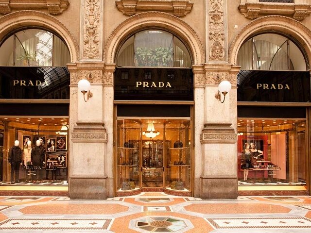 [caption id="attachment_5349" align="aligncenter" width="640"] фото: Вход в бутик Prada в Милане[/caption]