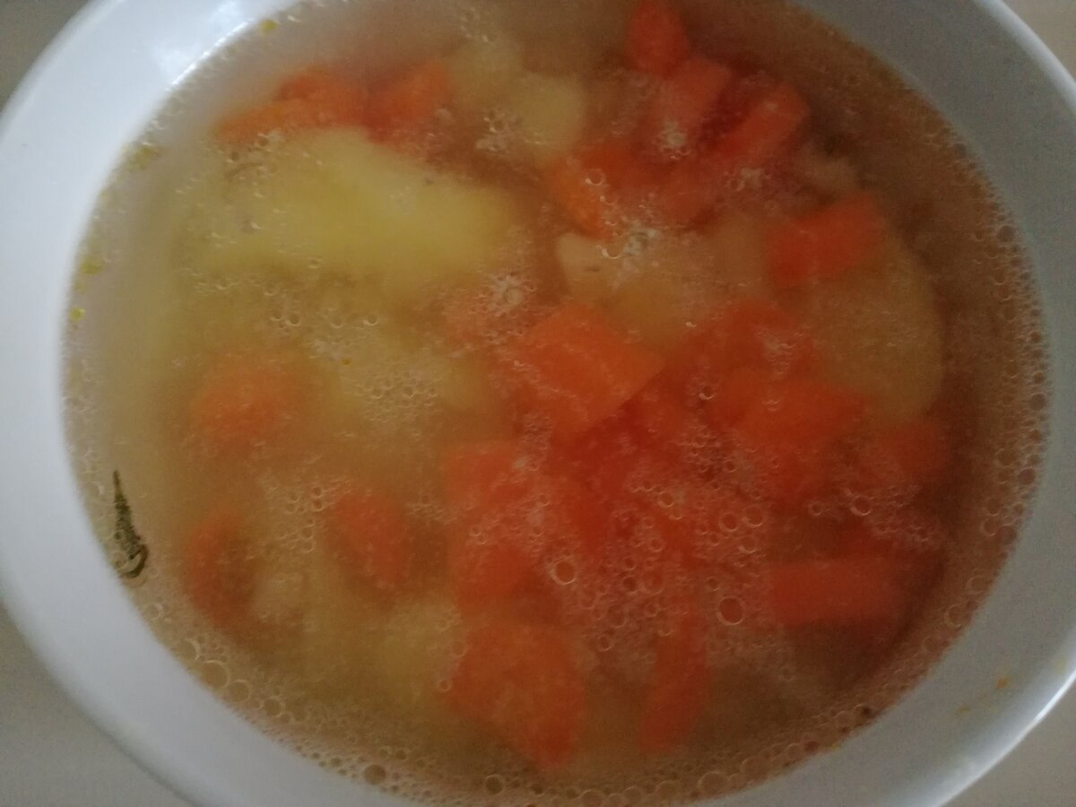 Хочу предложить вам рецепт легкого куриного супа, который поможет вашему желудку отдохнуть после праздичных застолий.