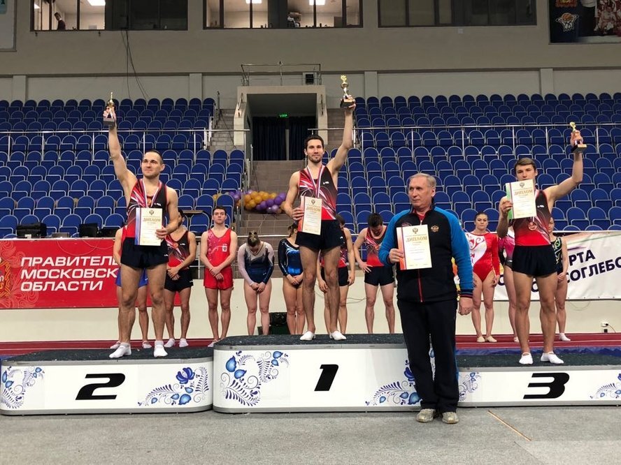 Награждение победителей Чемпионата России по прыжкам на батуте, акробатической дорожке и двойном минитрампе – 2018 г. В личном зачете в прыжках на двойном минитрампе первое место – Михаил Заломин (Москва), второе место – Александр Одинцов (Астраханская область), третье место – Василий Макарский (Москва)