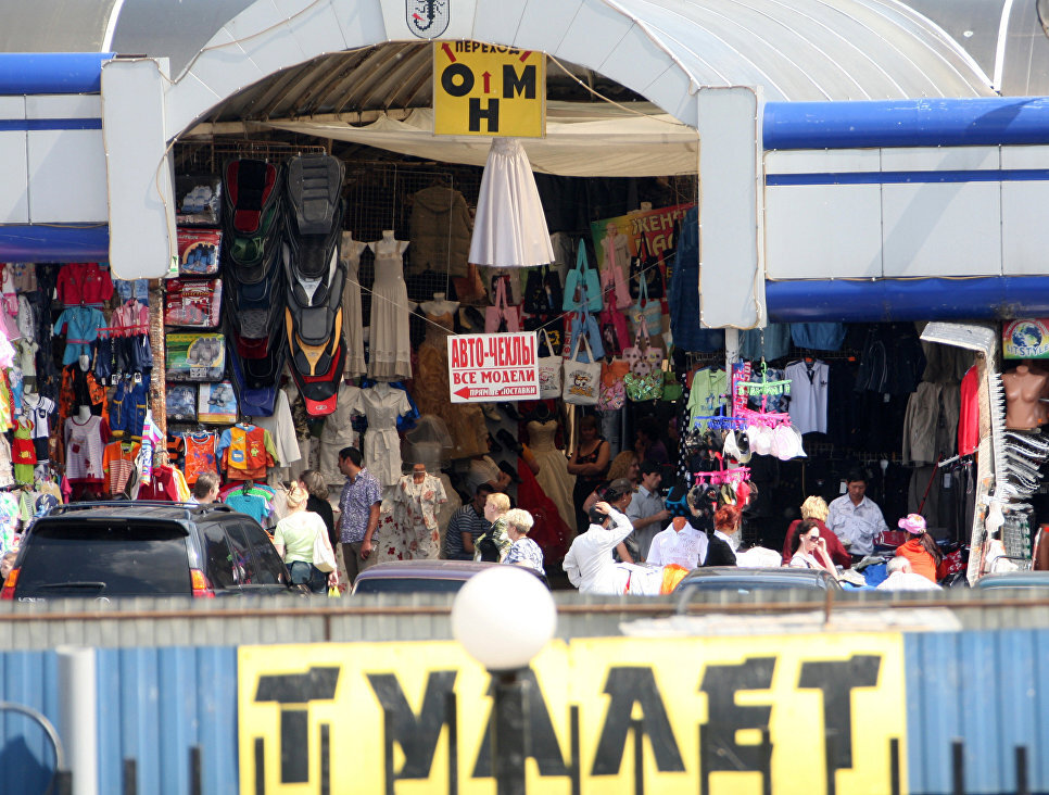 "Черкизон" появился еще в начале 1990-х годов на месте пустыря на востоке Москвы. Позже на рынке стала одеваться вся столица. Он считался крупнейшим по обороту центром мелкооптовой торговли в России. 