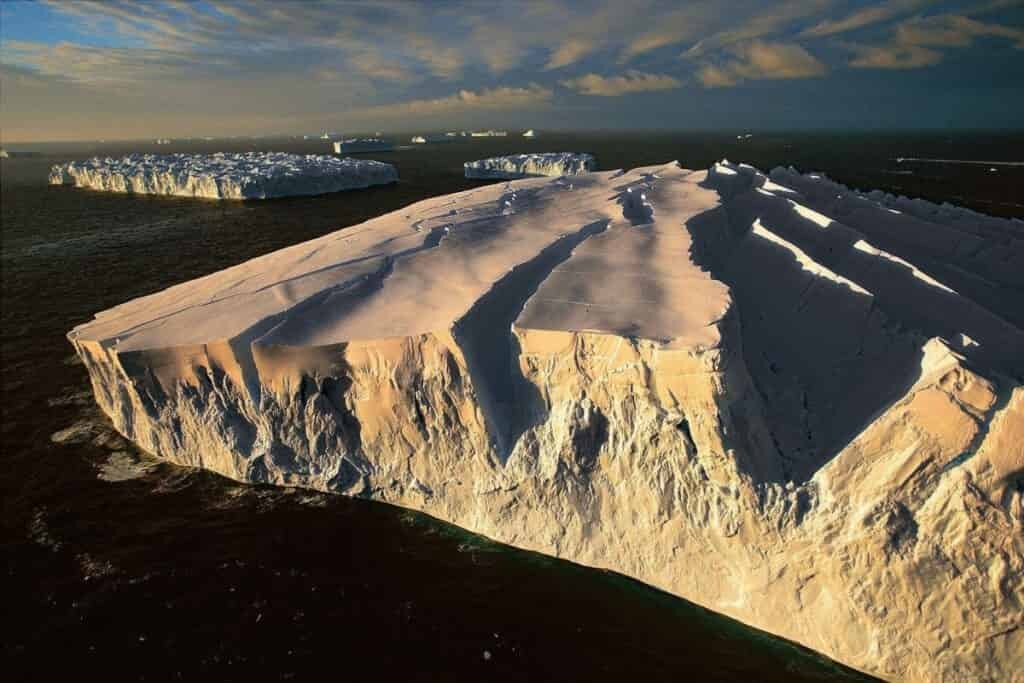 Шельфовый ледник Росса является крупнейшим в Антарктиде. Он расположен в районе Территории Росса, выдаваясь в море Росса между Землей Виктории (остров Росса) на востоке и Землей Мэри Бэрд (полуостров Эдуарда VII) на западе. Общая площадь – около 487 тысяч квадратных километров, что сопоставимо с размерами Франции. Но это всего лишь 3,7 % от всей территории Антарктики.
Фото: norpolex.com