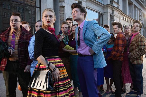 Если вы остригли свои волосы не до уровня армейского ежика, можете время от времени позволять себе интересные эксперименты. Нужны всего-то расческа да сильный лак (на первый раз можете позаимствовать у подруги, а там – кто знает, возможно, и свой придется завести). Может, так сразу в офис с тщательно начесанным коком вы и не выберетесь. Но примерив на себя эту прическу на тематической вечеринке или фотосессии, вы можете полюбить ее. И если на фотосессию вам ее создавали в парикмахерской (или же потрудились ручки уже упомянутой подруги), то дальше вы задумаетесь – а прическа стиляги своими руками получится? Отвечаем – еще бы! Иначе и самих стиляг на свете не было бы. Сегодня мы расскажем, как соорудить это тщательно причесанное «безобразие» – ну и конечно, немножко пробежимся по «истории предмета».
