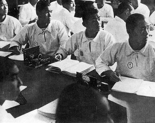 Курсанты-пилоты (с характерными нашивками на груди) на теоретических занятиях.