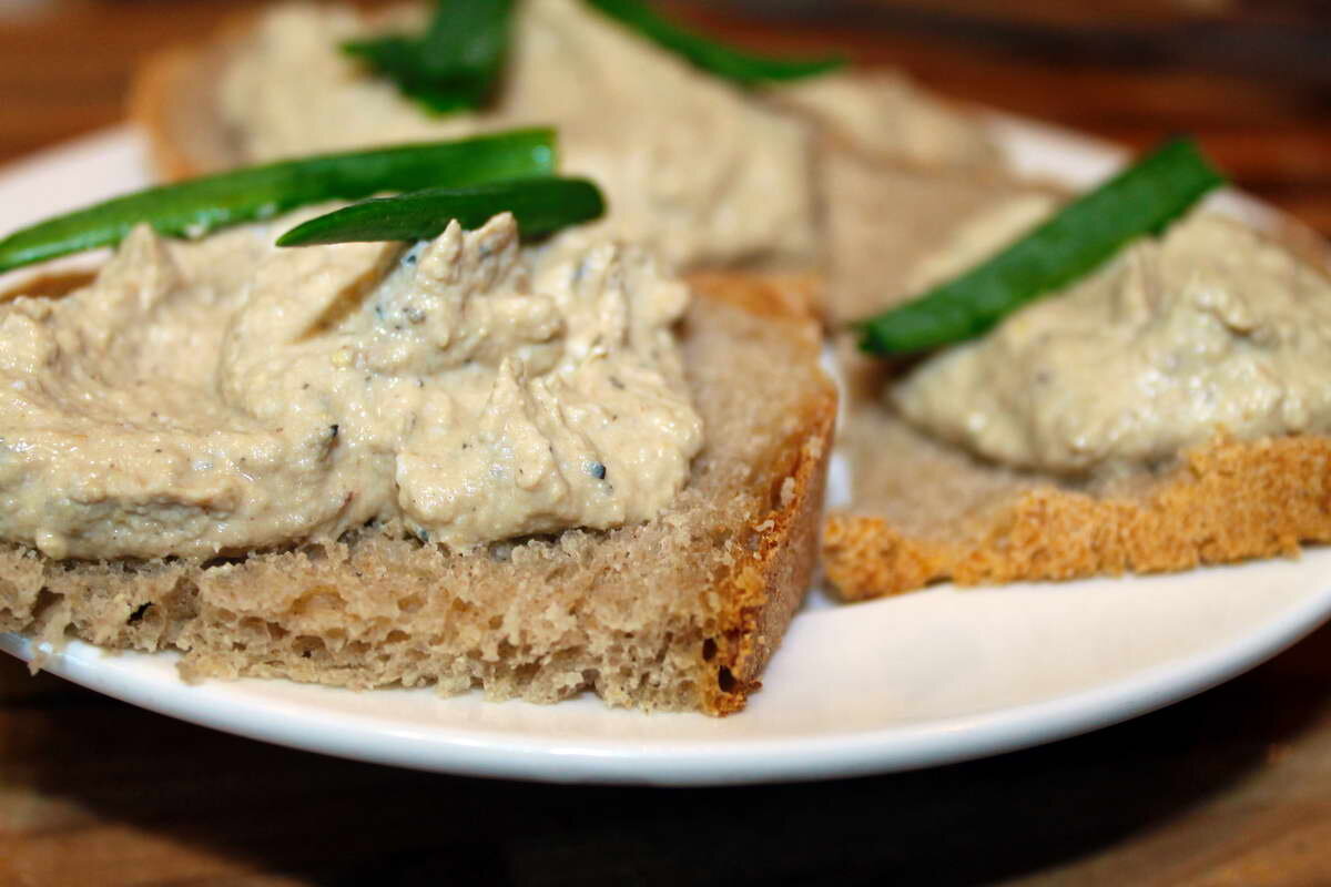 Лаваш со шпротами и плавленным сыром и яйцом