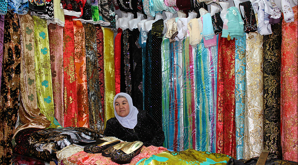 Цена таджикский. Сомон бозор Худжанд ткани. Сомон ТЧ национальные платья. Таджикские платья. Ткани из Таджикистана.