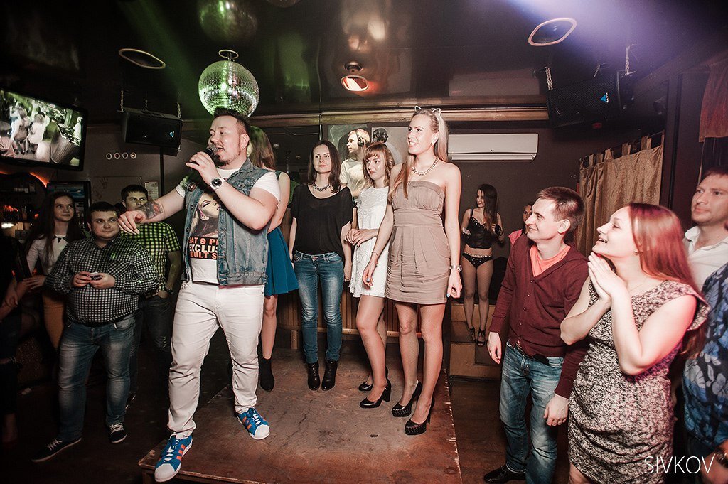 Это я - парень с микрофоном на сцене. Несу бред в массы!