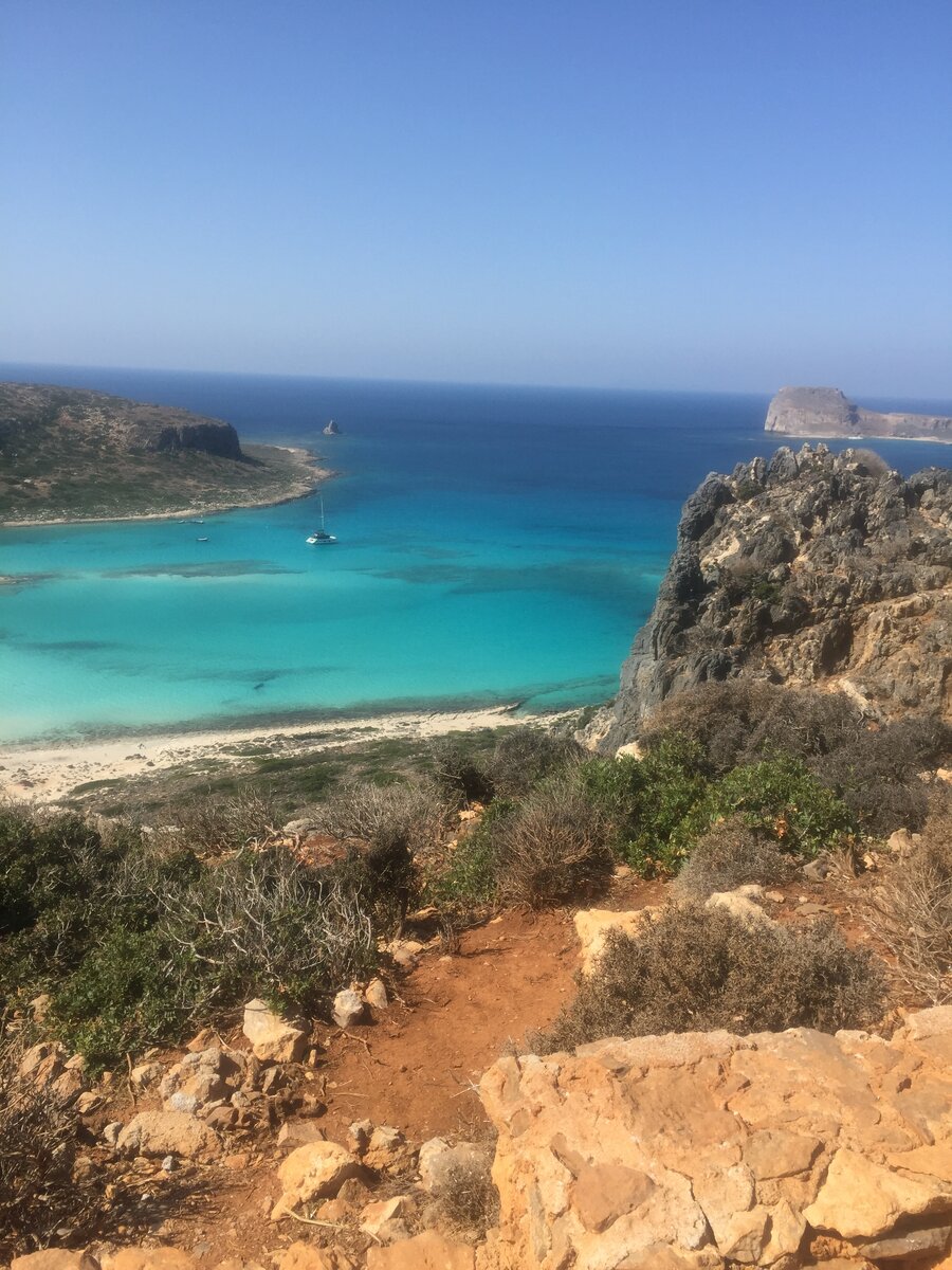 Сразу скажу, есть еще один вариант туда добраться-это кораблик, но тогда вы не увидите этот потрясающий вид с горы. Да, да, да нужно будет спуститься вниз, а затем подняться на 2 км в гору, но ведь это стоит того, не правда ли?