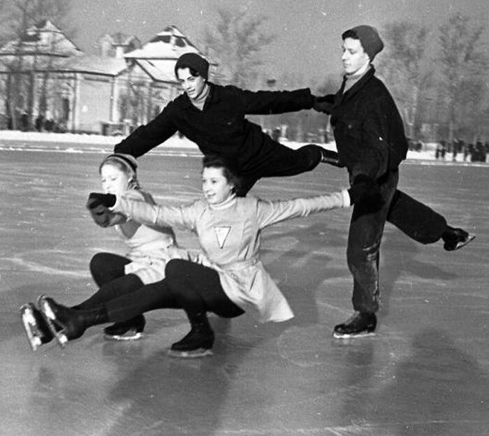 Советские дети на катке.