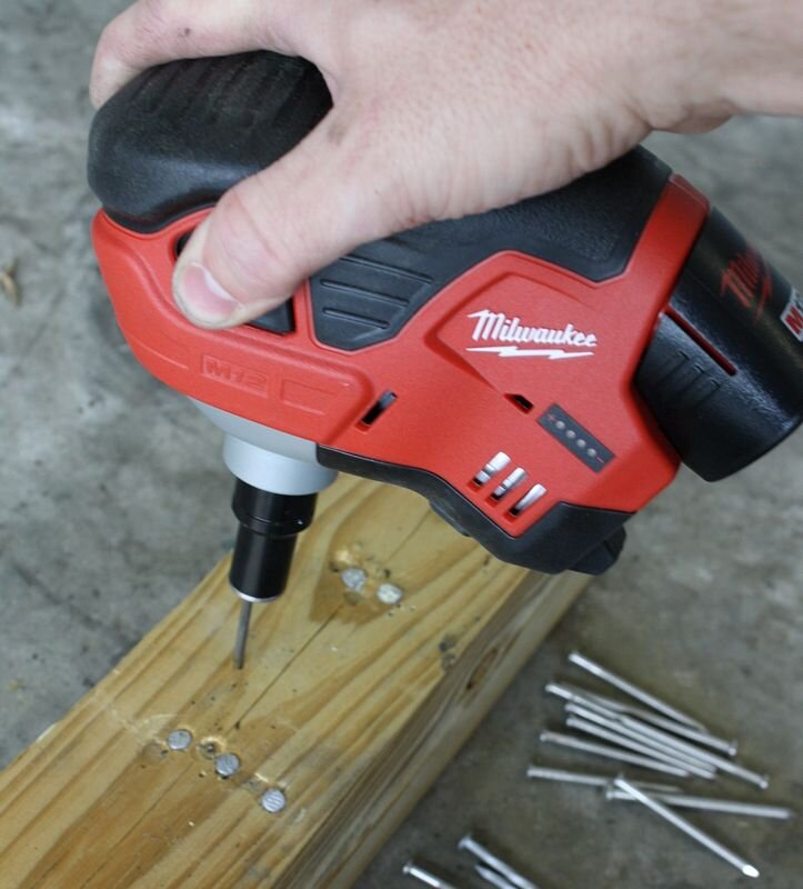 Молоток для гвоздей. Milwaukee Cordless Nailer m12. Нейлер аккумуляторный Milwaukee. Milwaukee m12 Palm Nailer. Наладонный нейлер аккумуляторный.