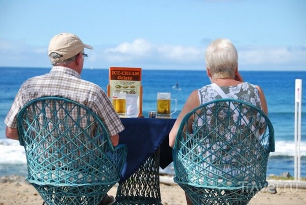 Испанские пенсионеры обожают морской отдых
