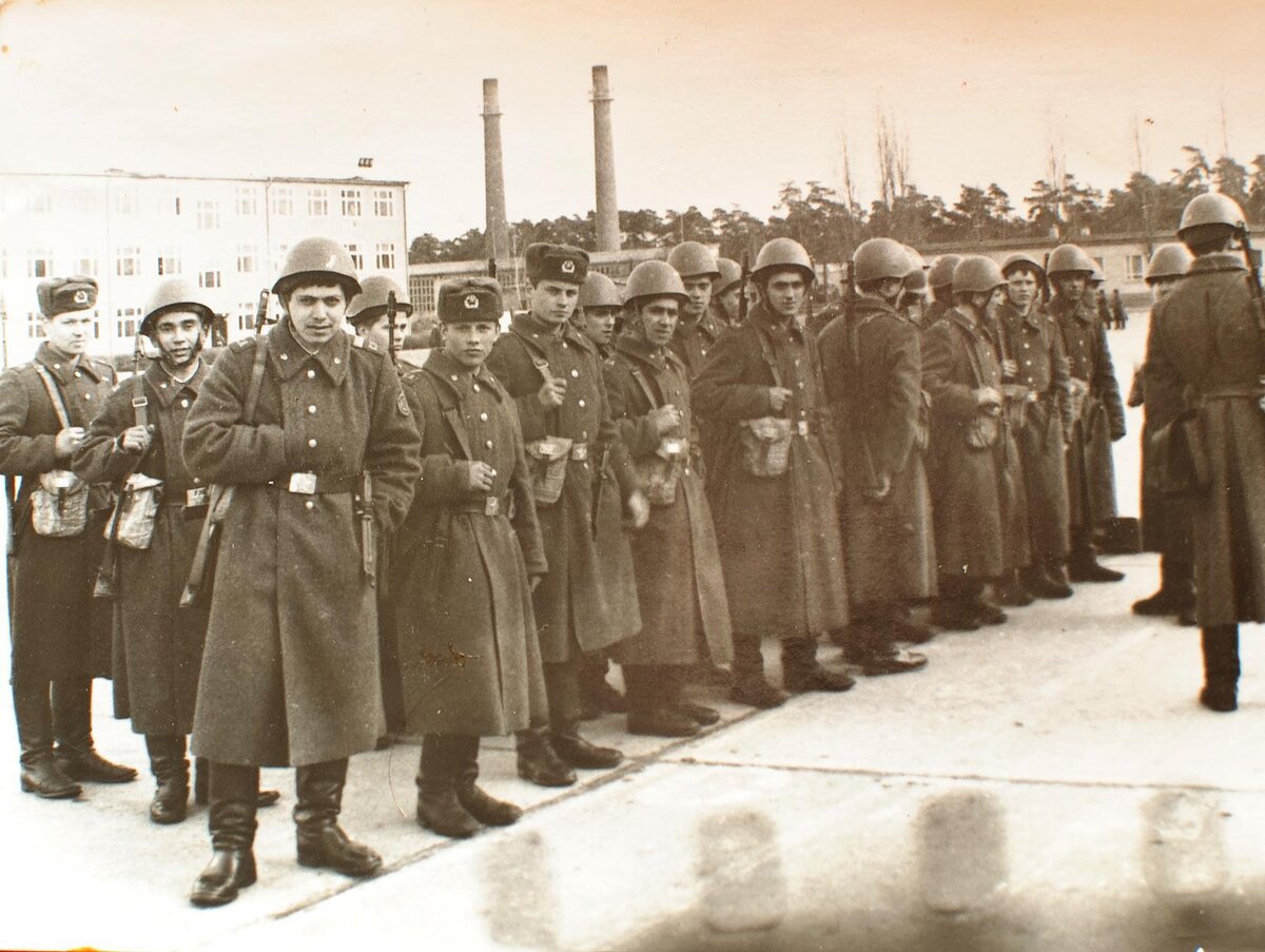 Зима 1986 год , весной дембель . Мальвинкель 400 МСП  (фото Михаила Шумилкина)