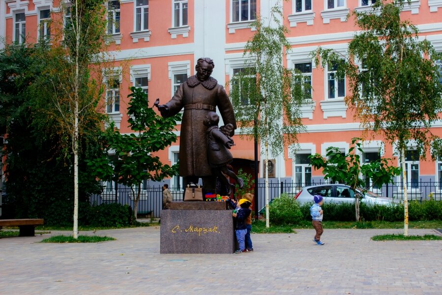 Экскурсии воронеж. Памятник Самуилу Маршаку в Воронеже. Самуил Маршак памятник. Самуил Маршак Воронеж. Сквер Маршака Воронеж.