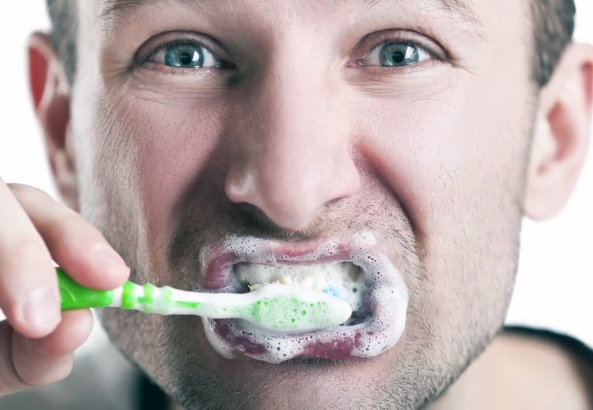 Для одной чистки достаточно выдавить зубную пасту на щетку размером с горошину. 